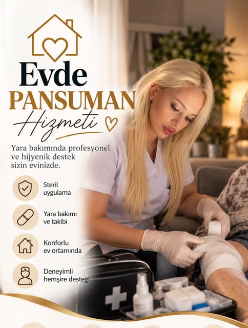 Sade hemşiresi evde yaşlı bir hastanın dizine pansuman yapıyor